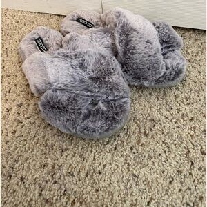 Women’s fuzzy gray slippers